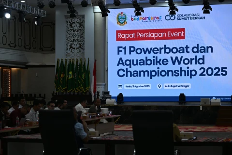Togap Simangunsong didampingi Asisten Bidang Perekonomian dan Pembangunan Provinsi Sumut, serta sejumlah OPD dan perwakilan Forkopimda Sumut melakukan rapat persiapan event F1 Powerboat dan Aquabike World Championship 2025 di Aula Raja Inal Siregar.
