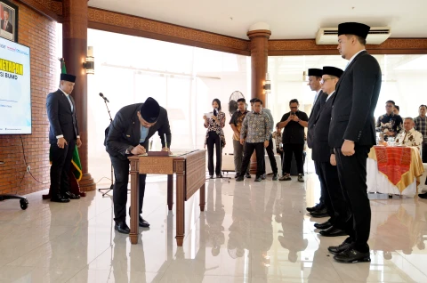 Bobby Nasution mengangkat dan menetapkan Dewan Pengawas dan Direksi BUMD Provinsi Sumut di Anjungan Lantai 9 Kantor Gubernur Sumut Jalan Diponegoro, Kota Medan, Jumat (8/8).