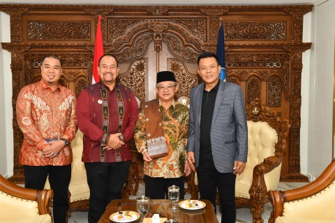 Bupati Batu Bara H. Baharuddin Siagian, Wabup Syafrizal, serta Tokoh Sumut, Muslim Simbolon foto bersama kepada Mendikdasmen RI, Prof. Dr. Abdul Mu'ti, di Jakarta.