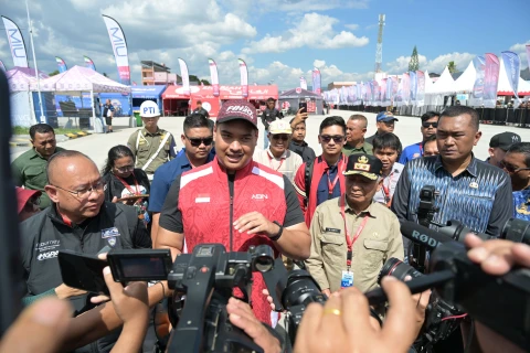Surya mendampingi Menpora Dito Ariotedjo saat   meninjau persiapan F1 Powerboat di Lapangan Sisingamangaraja, Pelabuhan Mulia Raja Napitupulu, Balige, Toba, Jumat (22/8/2025).