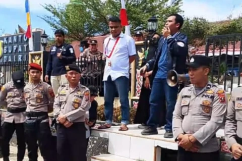 Mansyah Siregar saat berorasi di depan kantor Bupati Dairi, Kamis (14/8)
