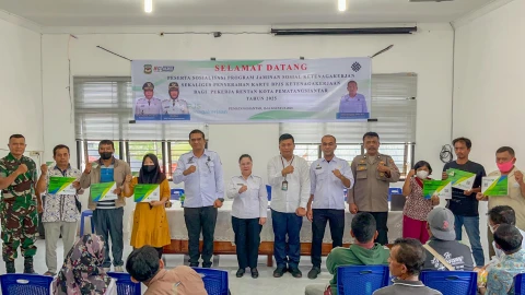 Serahkan 425 Kartu BPJS Ketenagakerjaan kepada Pekerja Rentan di Kecamatan Siantar Marimbun, Ini Kata Wali Kota