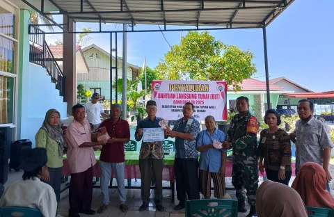 Pj. Kades Tapian Nauli I, Ramayulis Situmeang didampingi perwakilan Camat Tapian Nauli, Babinsa, BPD dan Tokoh Masyarakat Desa, menyalurkan BLT Dana Desa tahap I dan tahap II TA 2025 secara simbolis kepada penerima manfaat.
