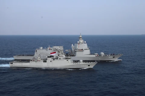 KRI SIM-367 dan KRI Brawijaya-320 Laksanakan Passex di Laut Mediterania