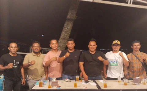 Ketua Panitia (3 Dari Kanan) bersama Panitia turnamen mini soccer Pandan Cup 2025.