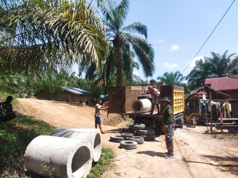 Pemasangan Gorong-Gorong TMMD 125 Kodim 0209/LB terus dikebut