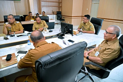 Bobby Nasution memimpin Rapat Koordfinasi Produksi dan Hilirisasi Komoditas Jeruk yang diselenggarakan di Ruang Rapat 1, lantai 2 Kantor Gubernur Sumut, Jalan Diponegoro No. 30, Medan, Senin (25/8/2025).
