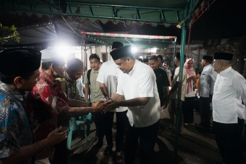 Bobby Nasution mengikuti tahlilan dan doa bersama di rumah duka, ayah dari Alex Sinulingga, Kepala Dinas Pendidikan Sumut, yang beralamat di Jalan Bengkulu, Kecamatan Binjai Selatan, Kota Binjai, Rabu (13/8/2025) malam. 