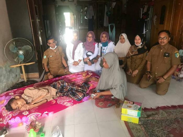 Kepala rumah sakit dan Puskesmas saat mengunjungi Rizki