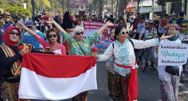 Seniman di kota Bandung mengekspresikan sikapnya terkait isu Papua.