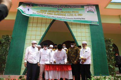 Musa Rajekshah meresmikan Masjid Raya Al Musannif di Desa Tabuyung, Kecamatan Muara Gadis, Kabupaten Mandailing Natal (Madina), Minggu (26/9). 