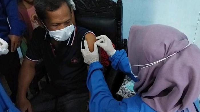 Tim Vaksinator BIN saat melakukan vaksinasi door to door di kediaman Iwan, Kamis (23/9).