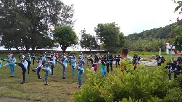 Satgas Yonarmed 1 Kostrad menagajari seni bela diri taekwondo siswa SMAN Biloro, Kepala Medan, Kab. Buru Selatan, Maluku, Minggu (18/9/2022).