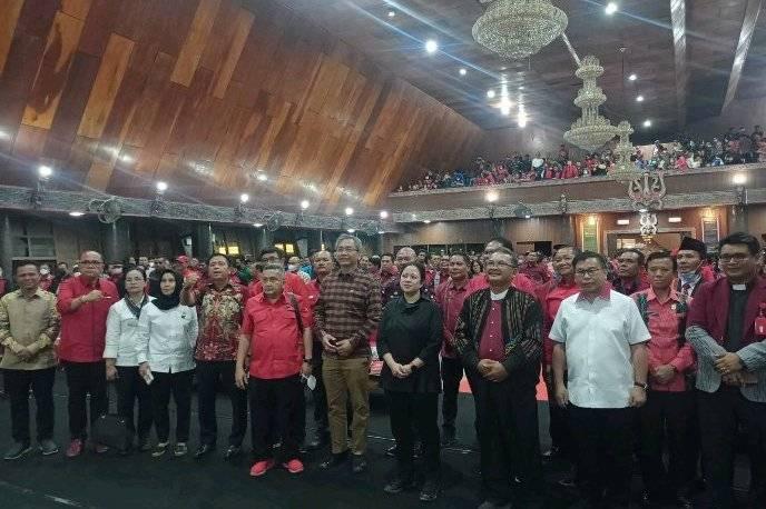 Puan Maharani didampingi sejumlah anggota DPR RI fraksi PDI Perjuangan di Sopo Partukkoan, Tarutung,Kamis (1/9)