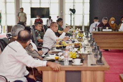 Rapat koordinasi Tim Pengendali Inflasi Daerah (TPID) Sumut dengan Menteri Dalam Negeri Republik Indonesia, Tito Karnavian secara virtual di Aula Tengku Rizal Nurdin, Rumah Dinas Gubernur, Jalan Sudirman, Medan, Senin (5/9/2022).