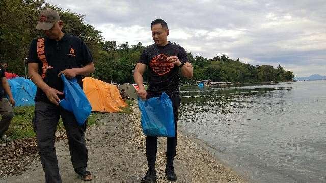 AHY memungut sampah di pinggiran danau Toba, Minggu (25/9)