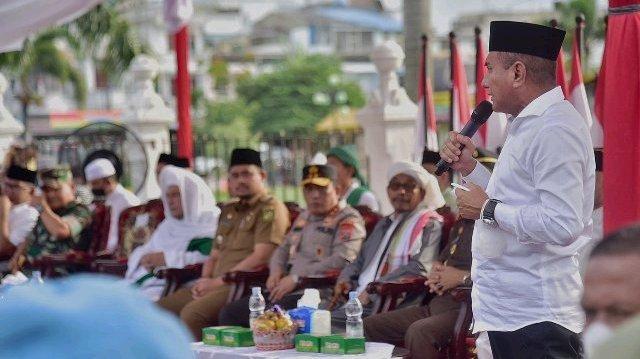 Kirab Merah Putih bersama Habib Luthfi, Dewan Pertimbangan Presiden (Watimpres) dalam rangka Doa Bersama Untuk Negeri di depan Istana Maimun Medan, Jalan Brigjen Katamso Medan, Selasa (13/9/2022).