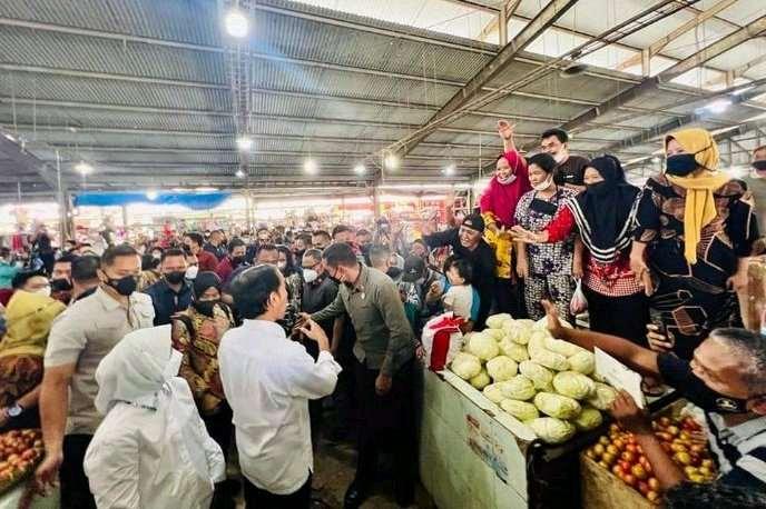 Presiden Joko Widodo dan Ibu Iriana Joko Widodo mengunjungi Pasar Pasir Gintung, Kota Bandar Lampung, Sabtu, 3 September 2022