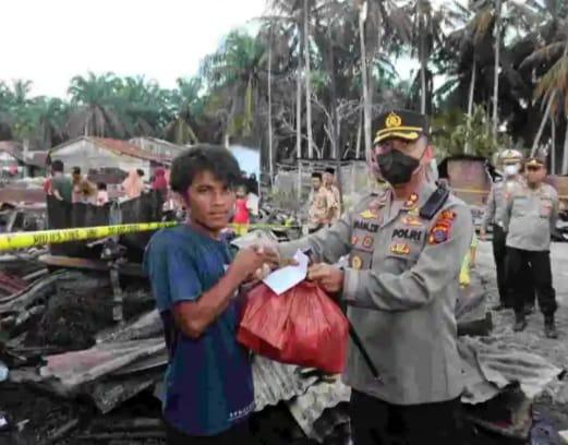 Kapolres Tapanuli Selatan (Tapsel), AKBP Imam Zamroni dan Warga korban kebakaran di Simangambat