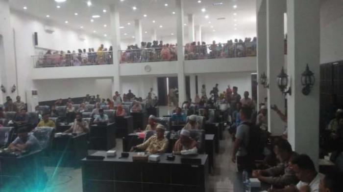 Suasana massa saat diterima Ketua DPRD dan pejabat penegak hukum di ruang DPRD Kab. Labura