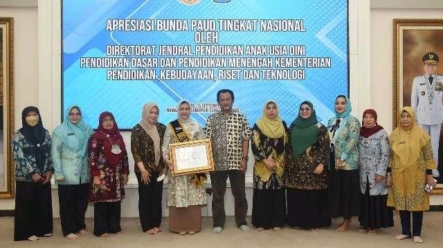 Nawal Lubis menerima penghargaan dari Menteri Pendidikan, Kebudayaan, Riset, dan Teknologi Republik Indonesia Nadiem Makarim.