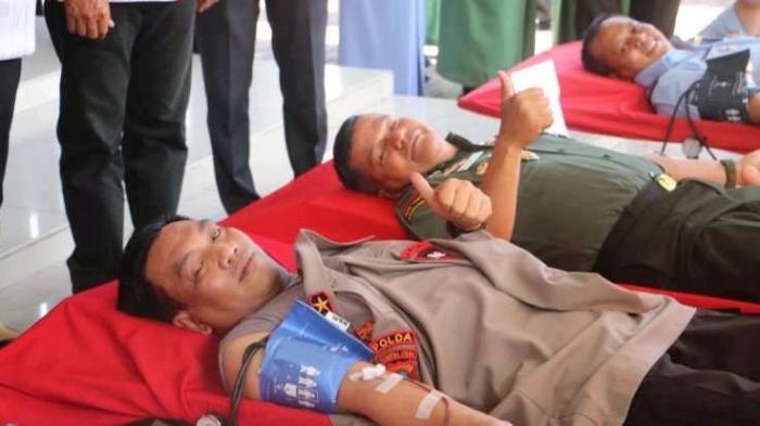 Kapolda Sumut dan Pangdam I/BB mendonorkan darahnya, Rabu (28/9)