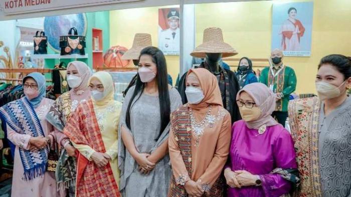 Ibu Negara Iriana Jokowi tampak meninjau stand Dekranasda Kota Medan