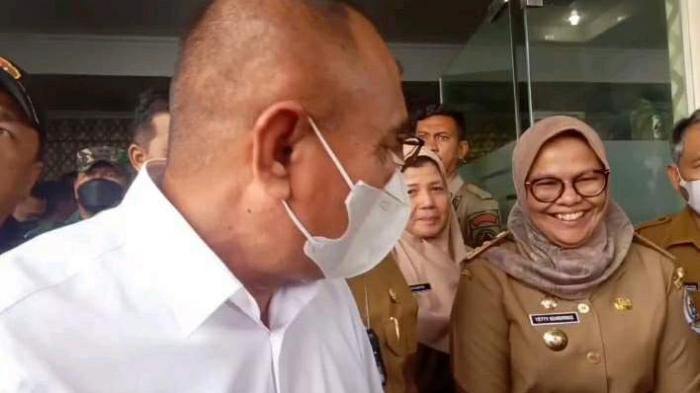 Gubsu Edy Rahmayadi ketika bertanya pada Pj Bupati Tapanuli Tengah, Yetty Sembiring