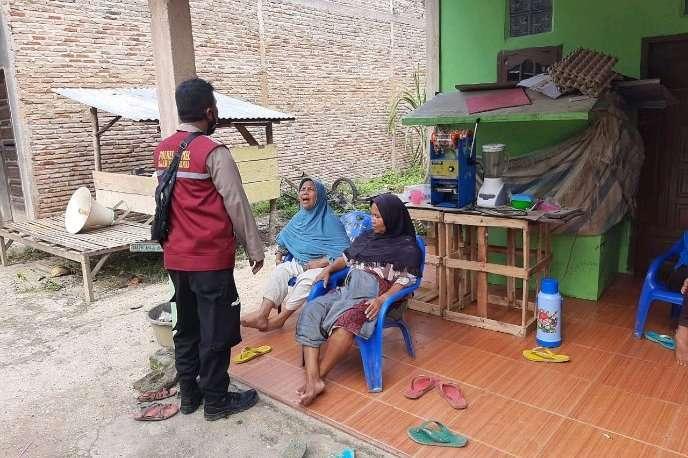 Bhabinkamtibmas saat menyapa kaum ibu di Paluta