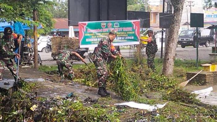 Prajurit TNI dan masyarakat bergotong royong bersihkan lingkungan 