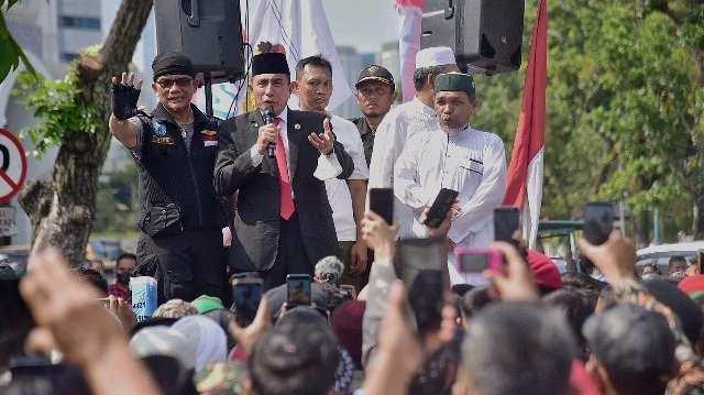 Unjuk rasa di depan Kantor Gubernur Sumut Jalan Pangeran Diponegoro Medan, Senin (12/9/2022).