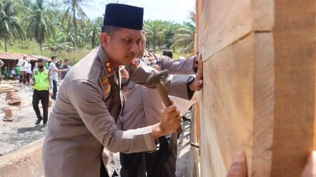 Kapolres Tapsel tak segan terlibat langsung memegang palu untuk membantu proses pembangunan pondok secara langsung.