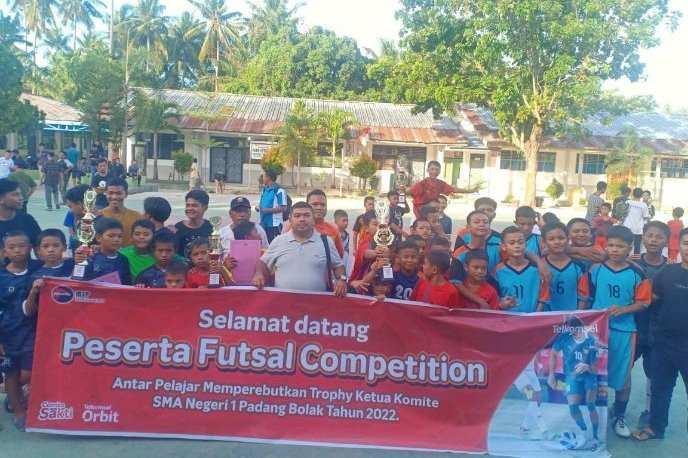 Ketua Komite SMA Negeri 1 Padang Bolak diabadikan bersama para juara usai penutupan, Sabtu (3/9).