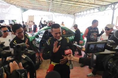 Musa Rajekshah memberikan keterangan kepada wartawan pada acara Kejurnas Rally 2022 di Danau Toba, beberapa waktu lalu.