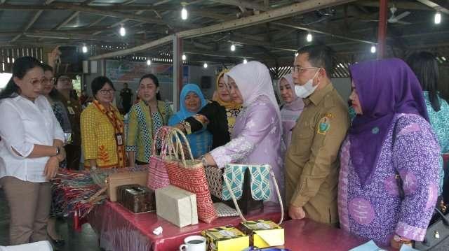 Nawal Lubis saat membuka pelatihan craft berbahan anyaman&nbsp; wilayah zona kepulauan Nias di Resto Umbu Kaliki, Jalan Yos Sudarso Ujung, Ombolata Ulu, Kecamatan Gunungsitoli, Kota Gunungsitoli, Selasa (13/9).