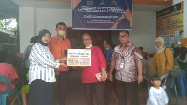 Anggota DPR RI, Delmeria Sikumbang memantau pembagian BLT-BBM di Kota Sibolga.