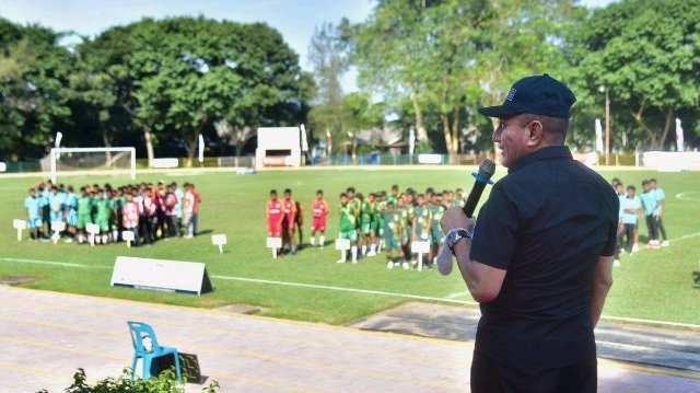 Kejuaraan Nasional (Kejurnas) Forum Sekolah Sepak Bola Indonesia (FOSSBI) VI Kategori Usia 16 Tahun, Piala Gubernur Sumut - Edy Rahmayadi Cup di Lapangan Sepak Bola Tanjung Gading - Inalum, Kecamatan Sei Suka, Kabupaten Batubara, Rabu (14/9/2022).