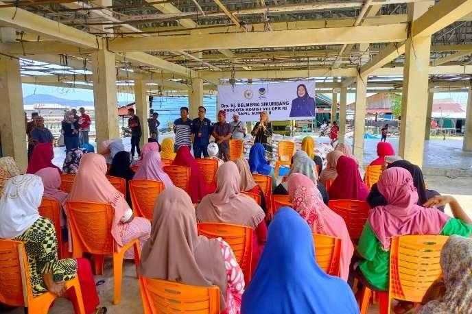 Penyerahan bantuan sembako oleh Anggota DPR RI, Hj. Delmeria Sikumbang, di Hajoran.