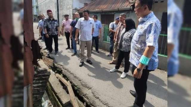 Ketua DPRD Medan saat meninjau pelaksanaan pembersihan drainase 