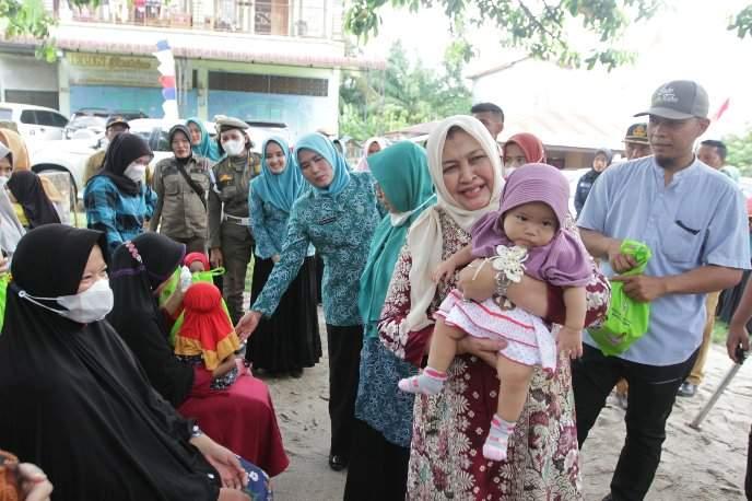 Nawal Lubis mengunjungi Pos Pelayanan Terpadu (Posyandu) di Desa Seisilau Barat, Kecamatan Setiajanji, Kabupaten Asahan, dan menemui para kader Posyandu, Senin (5/9).