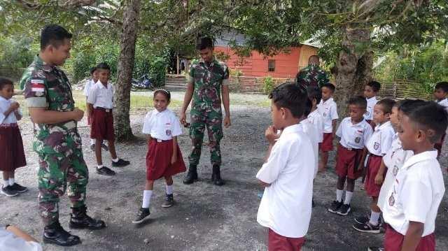 Pelatihan Peraturan Baris-Berbaris (PBB) kepada siswa SD Kristen Tananahu, untuk menanamkan kedisiplinan murid di Desa Tananahu