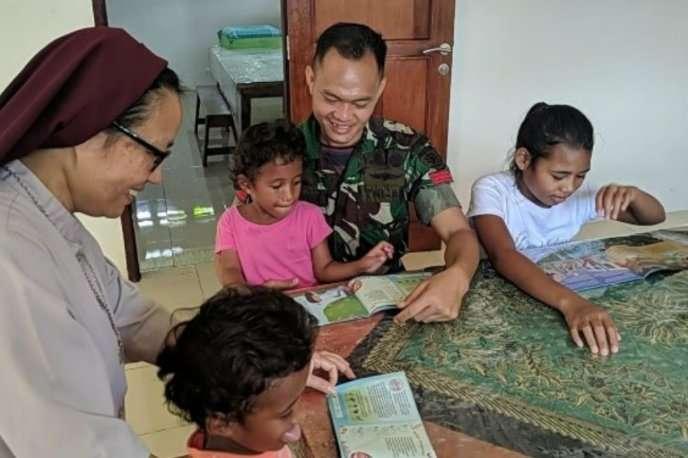 Pos Ramil Waisamu memberikan bantuan kepada anak-anak panti asuhan Santa Maria Ratu Rosari