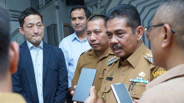 Pj Wali Kota Tebingtinggi, Muhammad Dimiyathi didampingi Kadis PUPR Tebingtinggi, Reza Aghista usai menerima kunjungan dari perwakilan JICA, Senin (19/9/2022) 