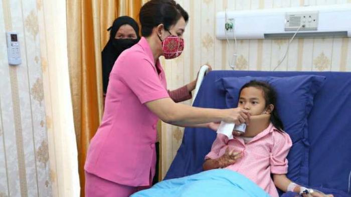 Ny. Rita Panca Putra bersama pengurus Bhayangkari menjenguk pasien anak korban luka bakar di RS Bhayangkara TK II Medan, Selasa (27/09/2022).