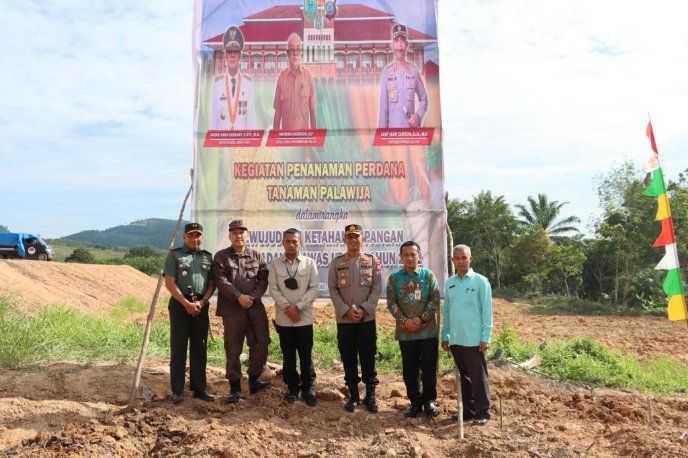 Kapolres Tapsel, AKBP Imam Zamroni, disela penanaman perdana tanaman palawija dalam rangka mewujudkan ketahanan pangan, Kamis (8/9/2022)