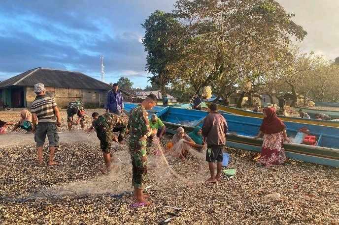 Komsos sekaligus membantu para nelayan Desa Waelikut, Kabupaten Buru Selatan, menyiapkan sarana dan prasarana untuk melaut.