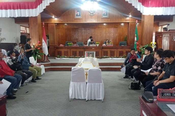 Jenazah almarhum Poltak Pakpahan disemayamkan di Gedung DPRD Taput, Rabu (7/9)
