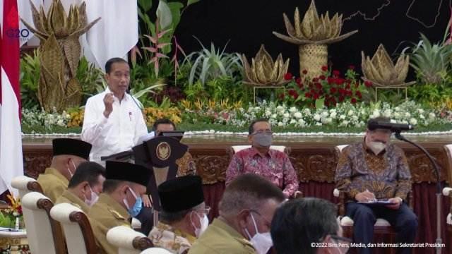 Jokowi pada rapat dengan Kepala Daerah di Istana Negara, Senin (12/9)