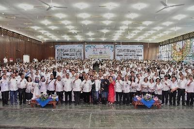 Edy Rahmayadi memotivasi ribuan guru Sekolah Menengah Atas (SMA) dan Sekolah Menengah Kejujuran (SMK) se-Kota Pematangsiantar, Rabu (7/9)