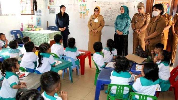 dr Susanti Dewayani SpA melihat aktivitas pengajaran PAUD (Pendidikan Anak Usia Dini) menyapa dan menyaksikan Pemberian Makanan Tambahan (PMT) kepada anak-anak PAUD di Siantar Utara.